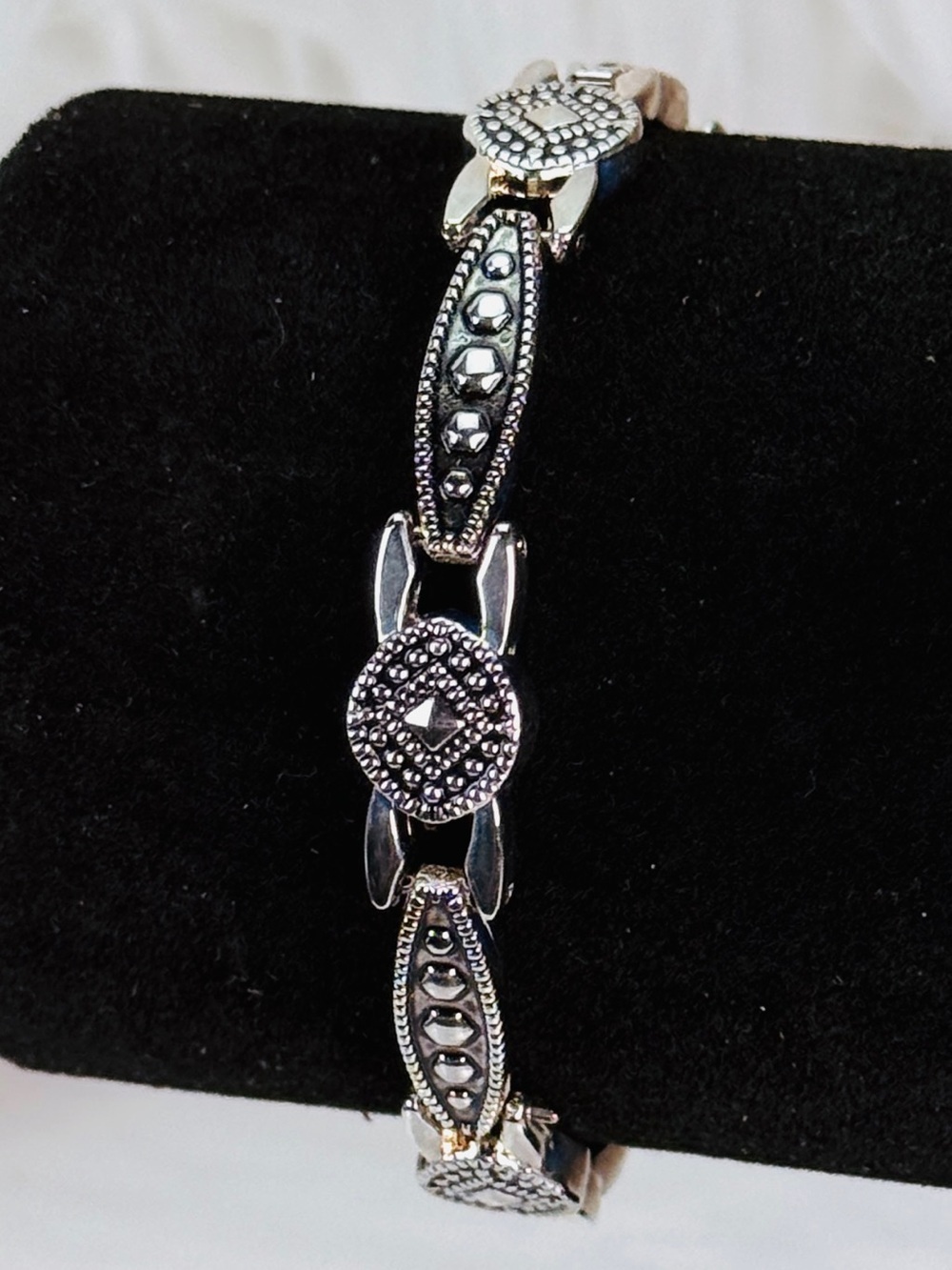 Beautiful vintage aged Silvertone linked bracelet